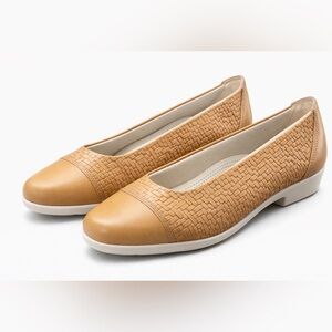 SAS Women's Maui wheat size 10 flats brand new with box;tri-pad comfort